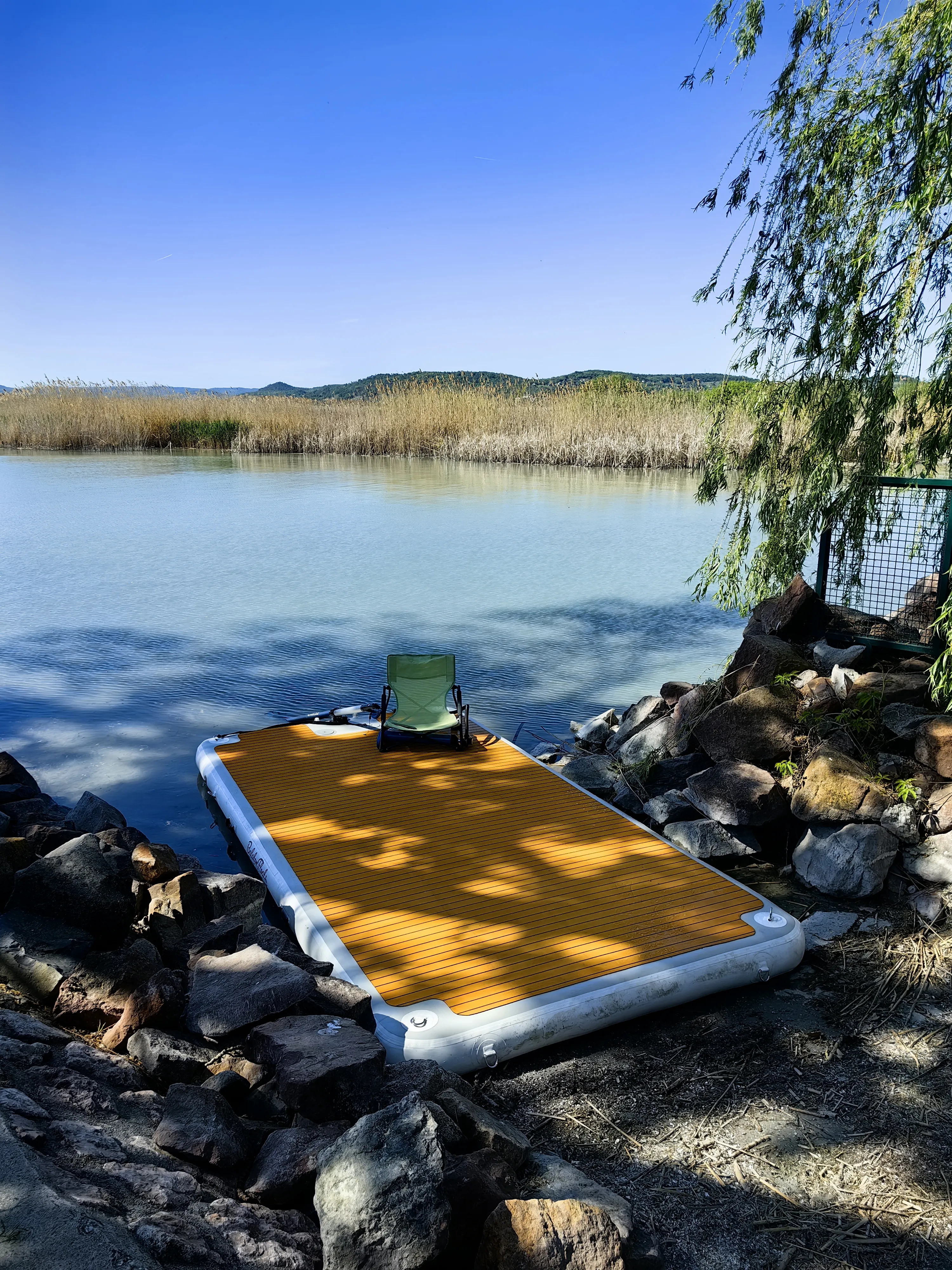 Kempingszék a platformon a Balatonon
