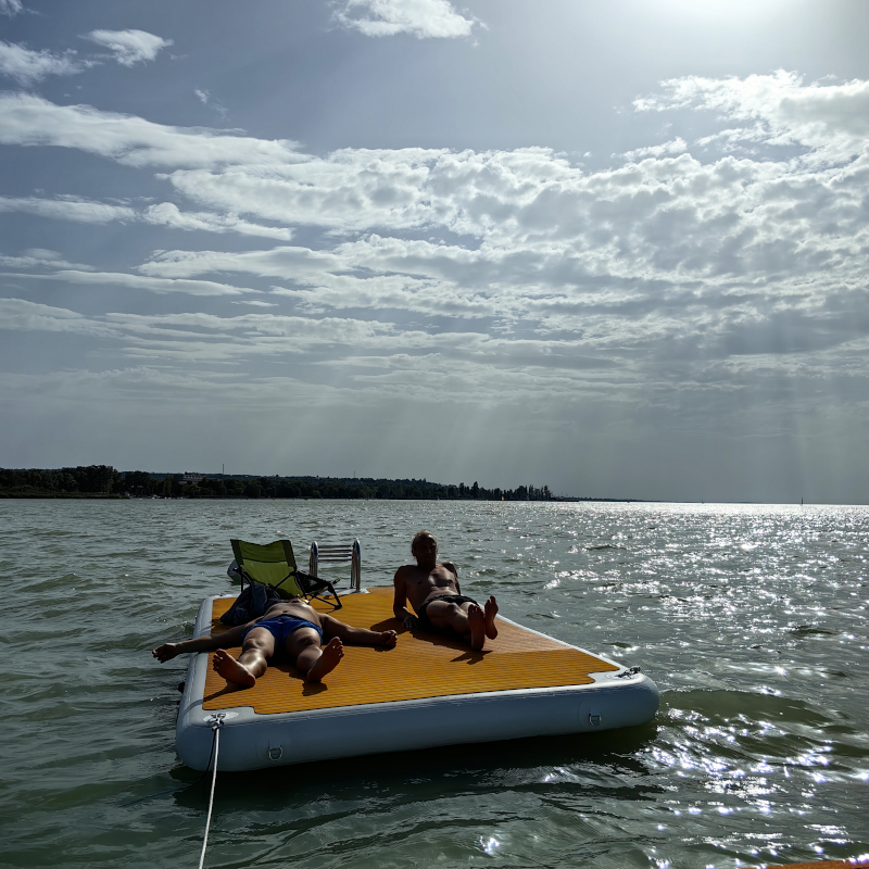 Két személy pihen a BalatonFloat vízi szigeten