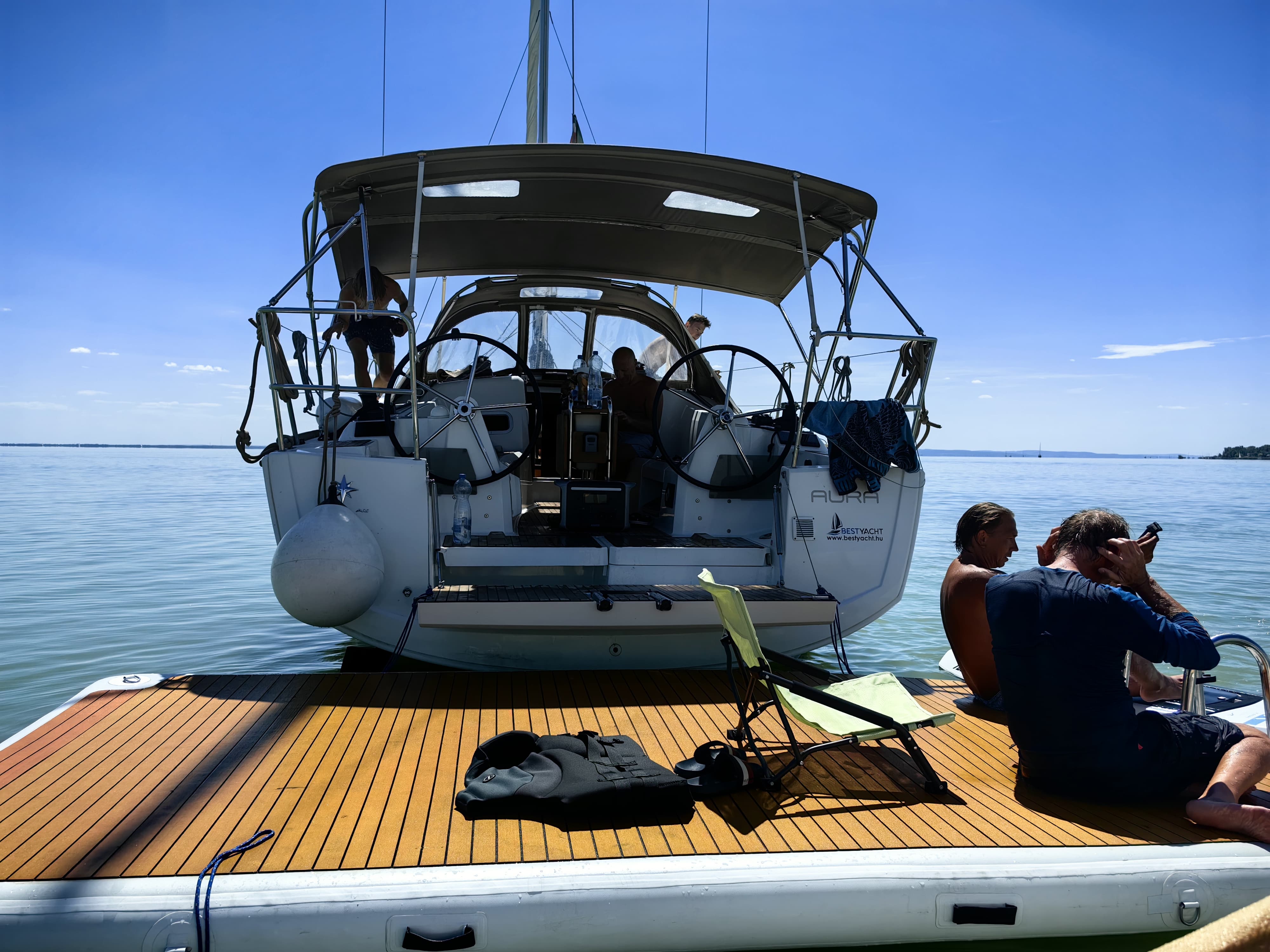 Skipper jetboarddal indul a platformról