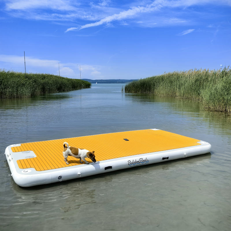 Úszóplatform a strandon